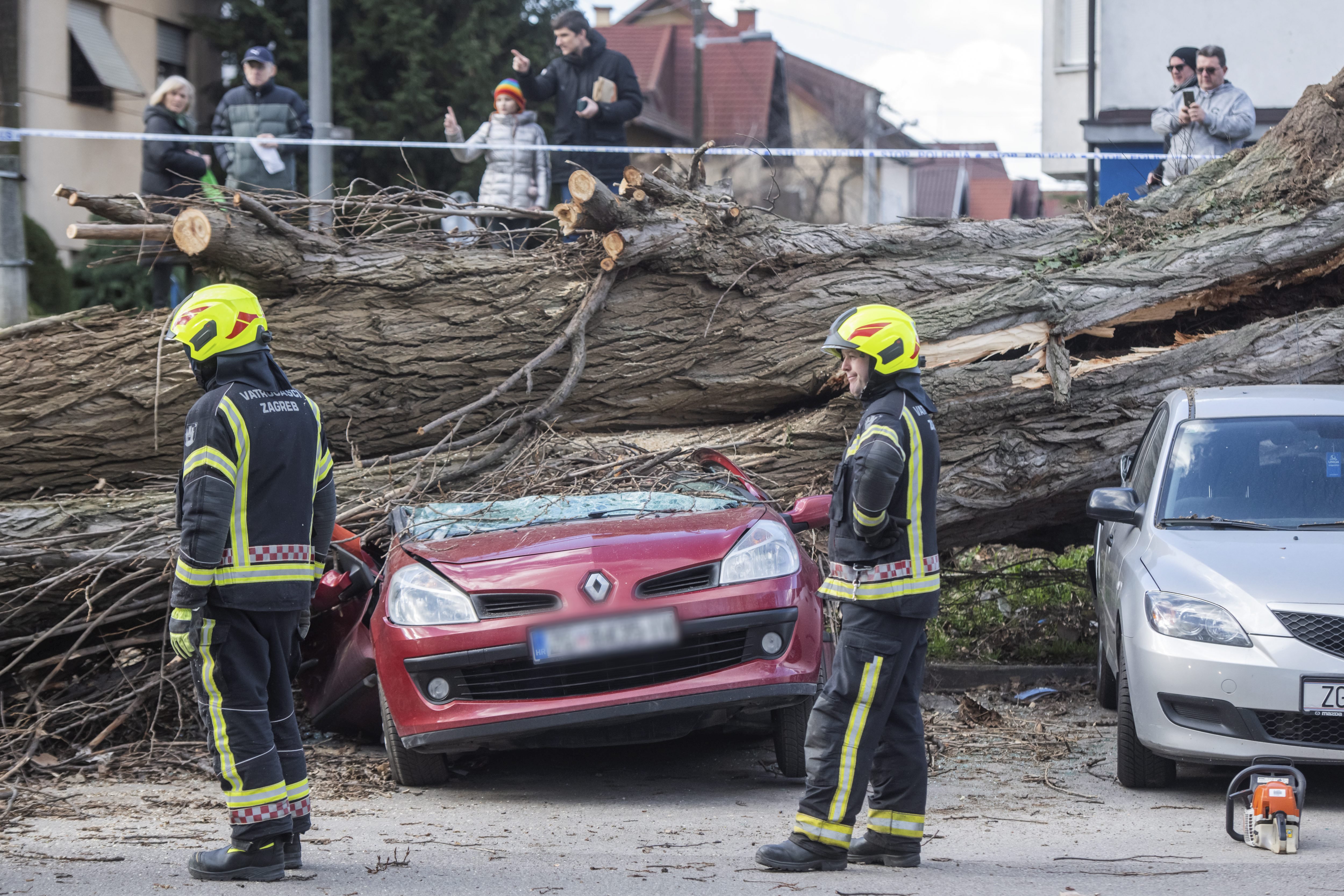Posljedice nevremena u više županija, u Zagrebu ozlijeđena jedna osoba