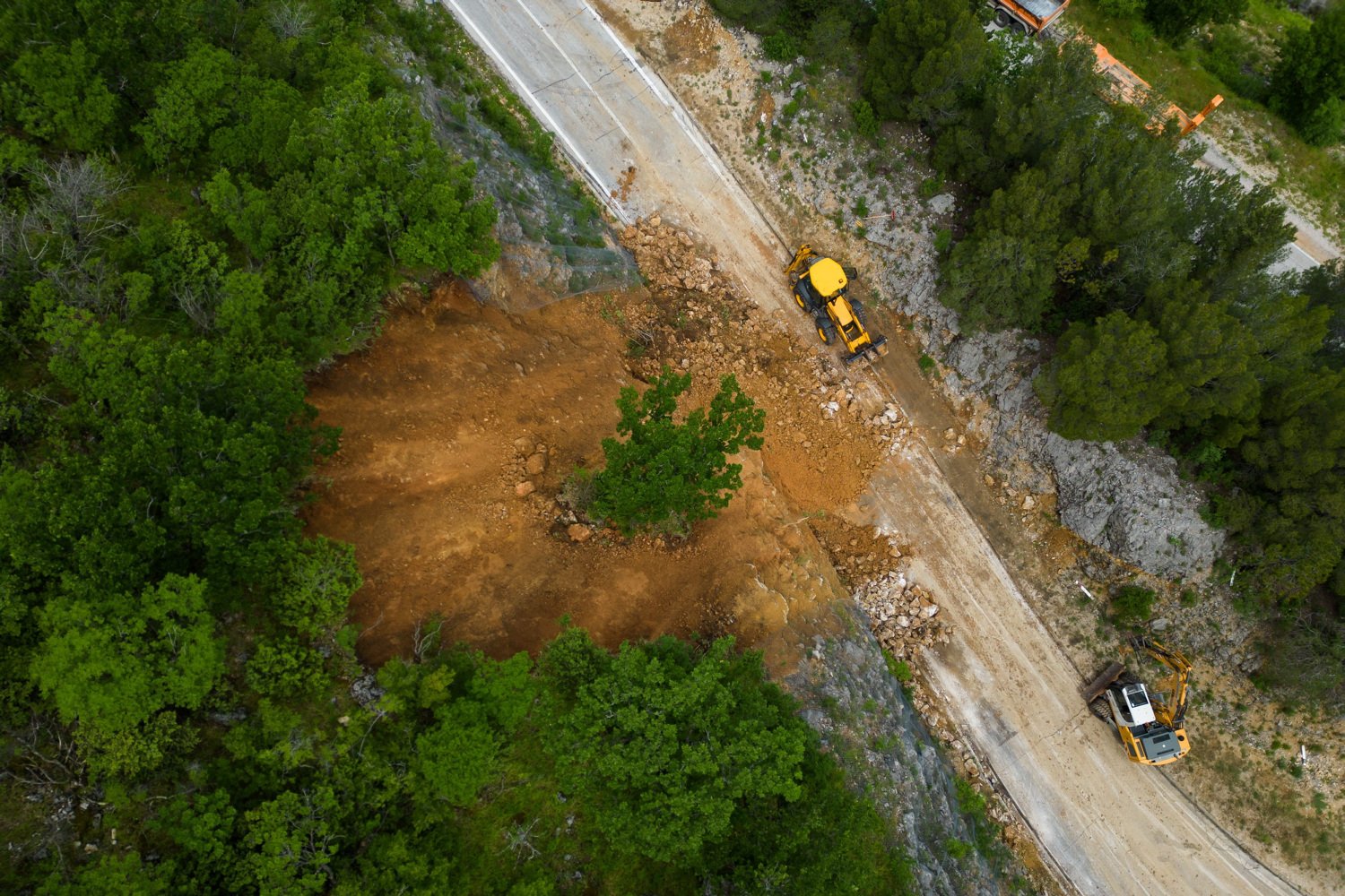 HAK: Zbog vode na kolniku i odrona zatvorene neke državne ceste