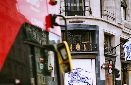 Moncler razmatra ponudu za preuzimanje Burberryja