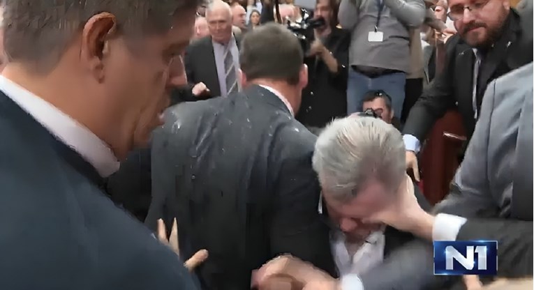 Masovna tučnjava u Skupštini Srbije (VIDEO)