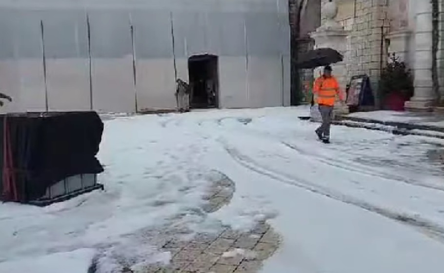 Ulice Dubrovnika bijele od tuče, čistila je ralica (VIDEO)