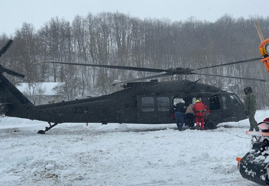 Black Hawk i HGSS spasili trudnicu u Lici (VIDEO)