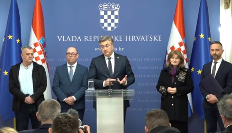 Rastu plaće u državnom i javnom sektoru