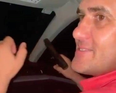 Skandalozno: Ministar Dabro puca iz pištolja kroz prozor auta