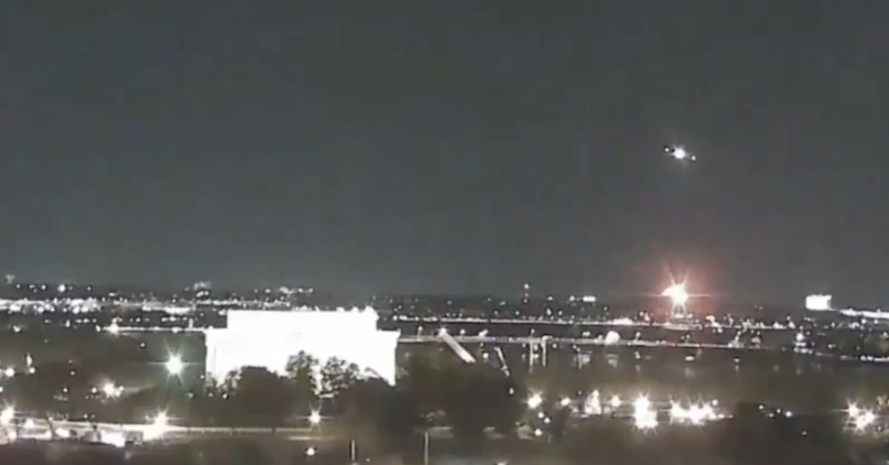 Avion American Airlinesa sudario se s Black Hawkom iznad Washingtona, zasad nema preživjelih (VIDEO)
