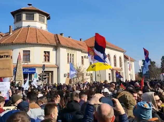 Poljoprivrednici i prosvjednici upali u zgradu Općine Bogatić zbog rasprave o prostornom planu i litiju