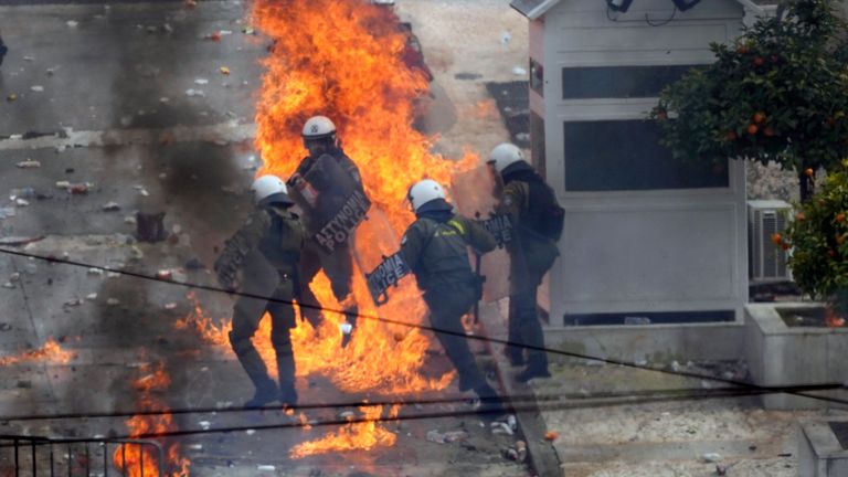 Neredi u Grčkoj, prosvjednici napali policiju