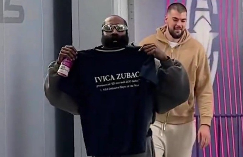 Igrači Clippersa nose majice na kojima piše Ivica Zubac