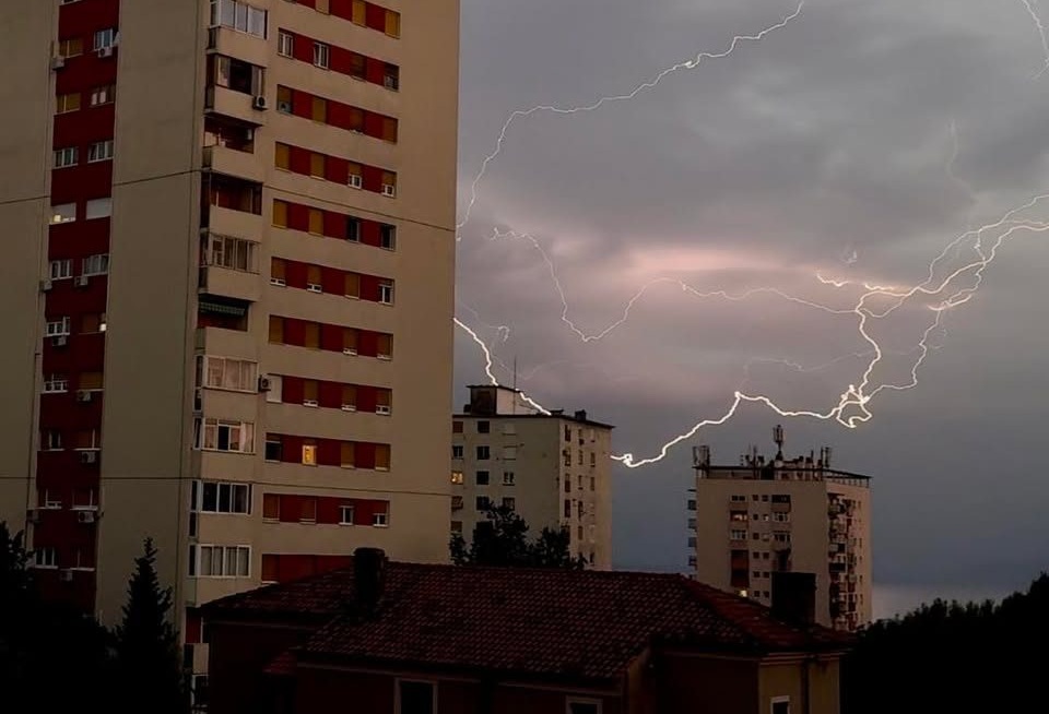 Nevrijeme izazvalo velike probleme u Hrvatskoj; crveno upozorenje i za danas