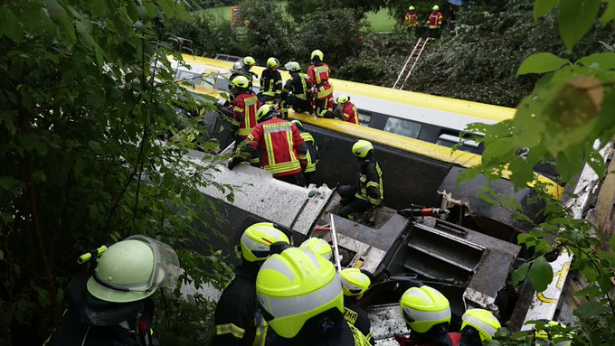 Vlak iskočio iz tračnica u Njemačkoj, najmanje troje poginulih