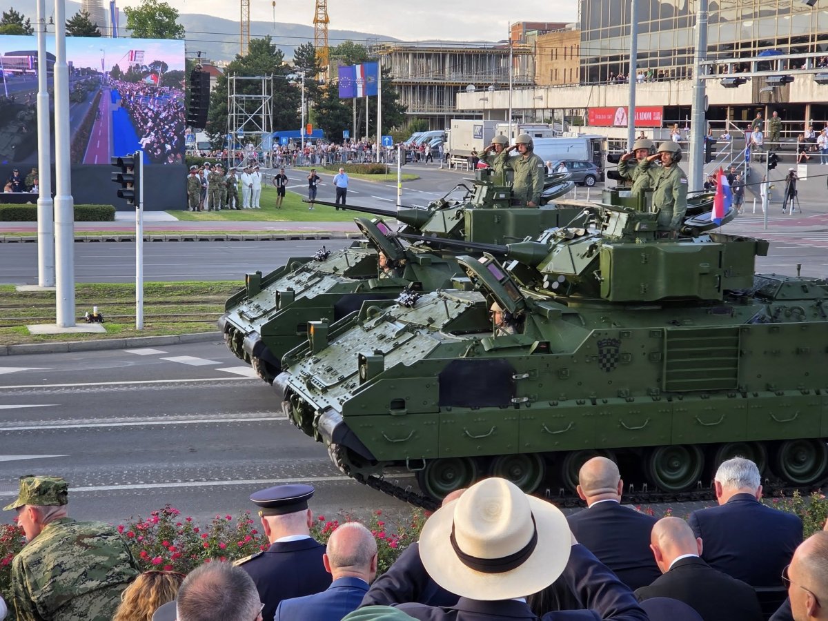 Svečani vojni mimohod oduševio