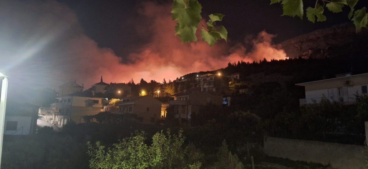 Velik požar kod Jesenica, zatvorena Jadranska magistrala