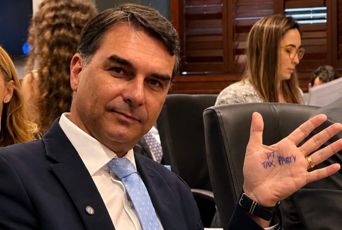 Flávio Bolsonaro vodi nakon prvog kruga izbora u Brazilu