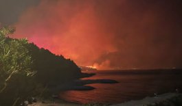 Požar došao do centra Omiša. Izgorjele kuće i auti, mnogi evakuirani
