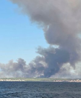 Vatrogasci obranili sve kuće na Dugom otoku, u pomoć stigli kanaderi