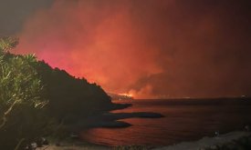 Požar došao do centra Omiša. Izgorjele kuće i auti, mnogi evakuirani