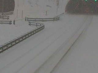 Snijeg zabijelio Hrvatsku, autocesta A1 zatvorena za sav promet