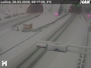 Snijeg zatrpava ceste, puše orkanski vjetar