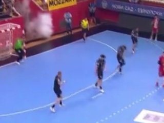 Grobari topovskim udarom teško ozlijedili hrvatskog rukometaša