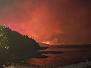 Požar došao do centra Omiša. Izgorjele kuće i auti, mnogi evakuirani