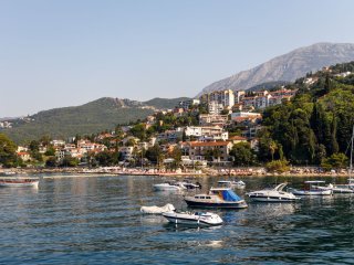Nastup hrvatskih klapa u Herceg Novom: Dok naivci pjevaju, otvoreni računi ostaju
