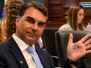 Flávio Bolsonaro vodi nakon prvog kruga izbora u Brazilu