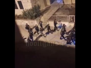 Veća skupina torcidaša napala navijače Ajaxa na splitskoj Rivi, privedeno 57 ljudi