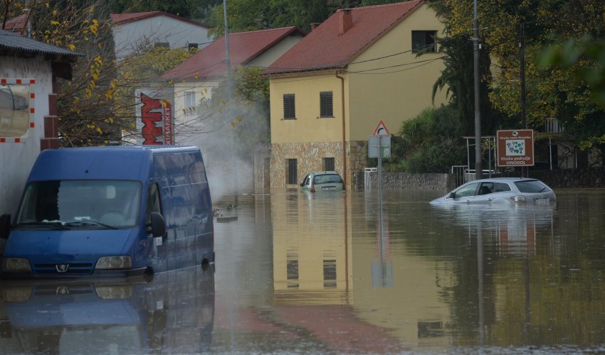 Poplavljen Novi Vinodolski, pomažu i vatrogasci