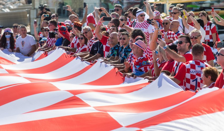 Navijači još jednom razvili zastavu ispred hotela vatrenih, tražeći večeras pobjedu!