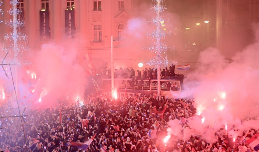 Hrvatski reprezentativci uz ovacije stigli na Trg bana Jelačića