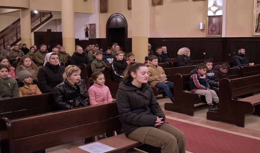 Pripadnici 38. HRVCON-a u operaciji KFOR darovali djecu u Janjevu