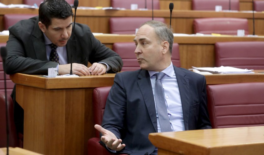 Zastupnici se u raspravi dotakli i vanzemaljaca