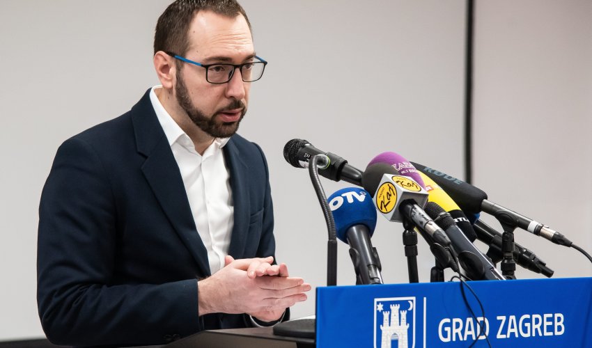 Uklanjaju se ilegalno postavljeni reklamni panoi