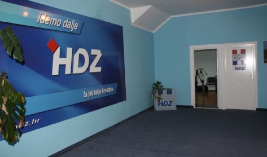 Oporba šuti o Turčinovu i Pešiću