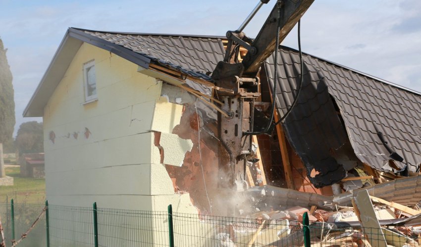 Počelo uklanjanje bespravno sagrađenih objekata u Istri