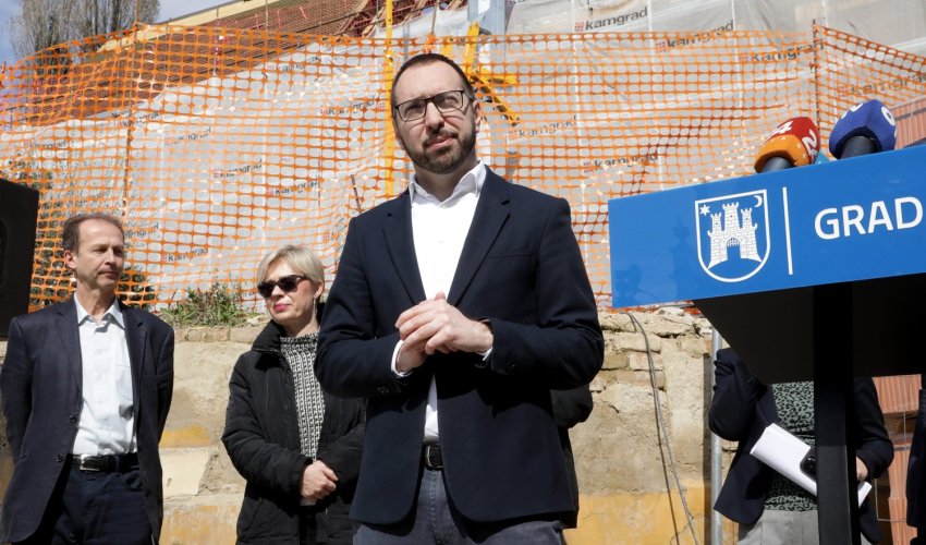 Ponosan sam obnovom javnih zgrada, ali nezadovoljan zbog privatnih