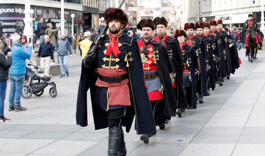 Kravat pukovnija na Uskrsni ponedjeljak započela sezonu povijesne smjene straže