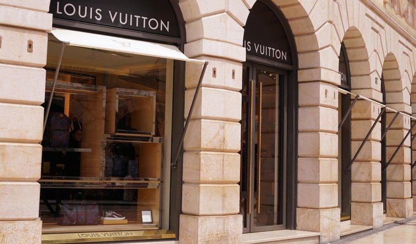 Ekološki aktivisti zalili bojom zgradu Zaklade Luisa Vuittona i Trg Vendome