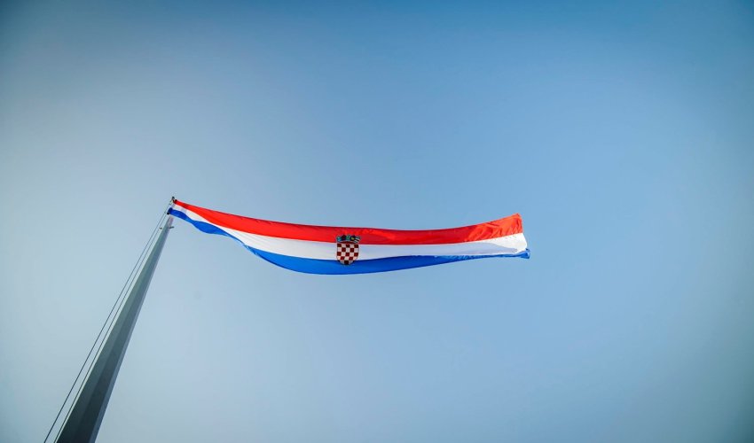 Uhićena trojica zbog skidanja hrvatske zastave s jarbola kod Knina
