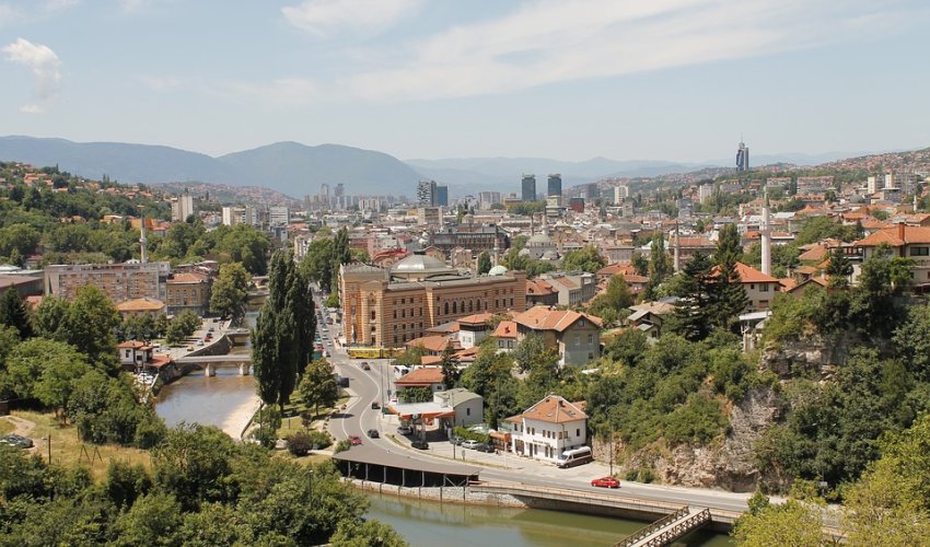 Svađe Sarajeva i Istočnog Sarajeva o ratu preko prometnih oznaka, komunalci u akciji