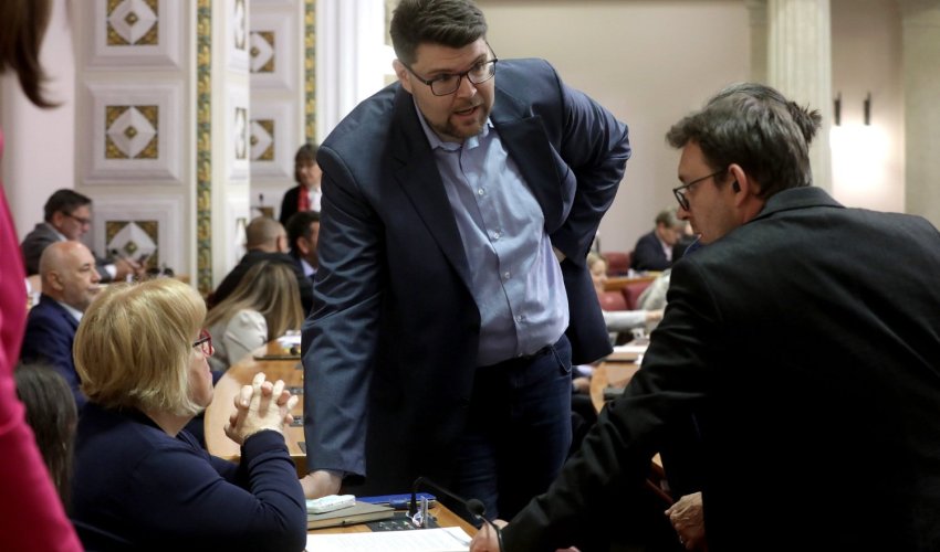 Devet oporbenih klubova formalno od predsjednika traži izvanrednu sjednicu