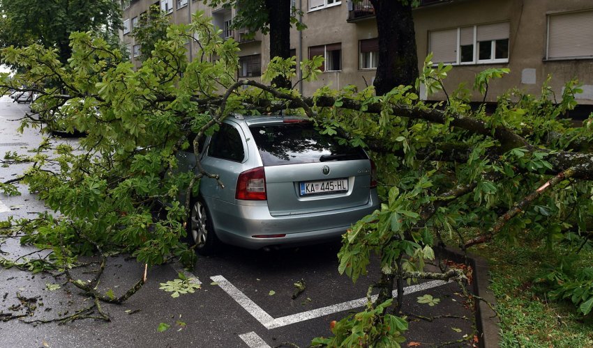Zagreb pogodila nezapamćena oluja, dvije osobe smrtno stradale