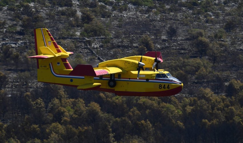 Hrvatski canadair s dvije posade upućen na gašenje požara u Grčku
