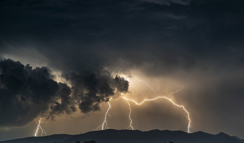 Grmljavinsko nevrijeme za riječku, gospićku, karlovačku i zagrebačku regiju
