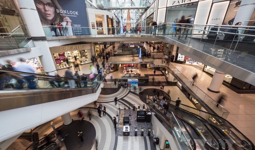 Španjolci bježe od vrućina u trgovačke centre i sade drveće