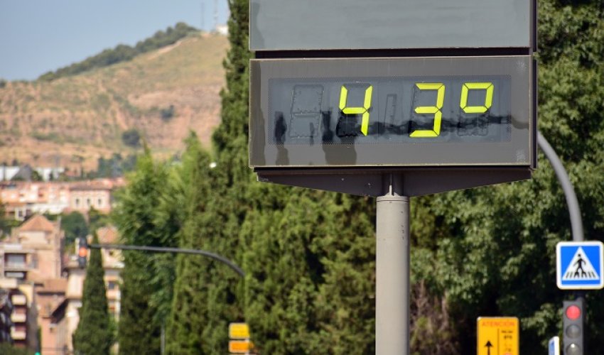 Španjolska se ventilatorima i bocama vode sprema za glasanje