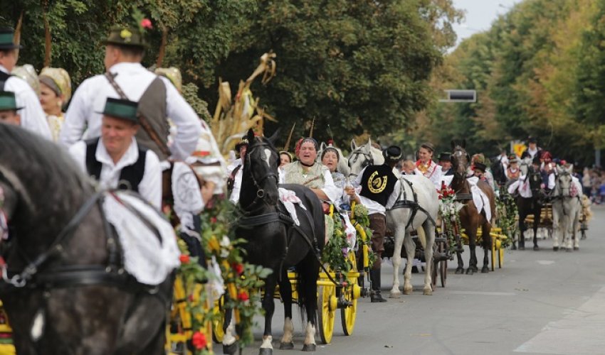Folklornim večerima počele 58. Vinkovačke jeseni