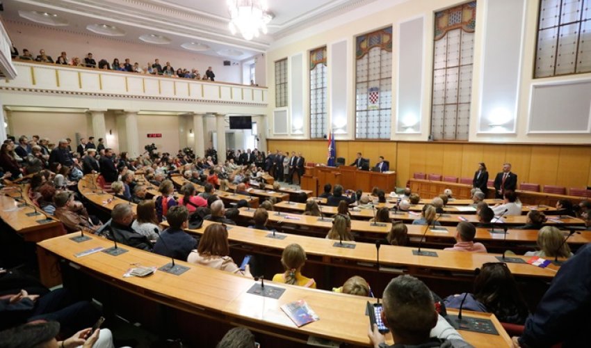 Selidba, opozivi, zakoni, lupanje po klupama