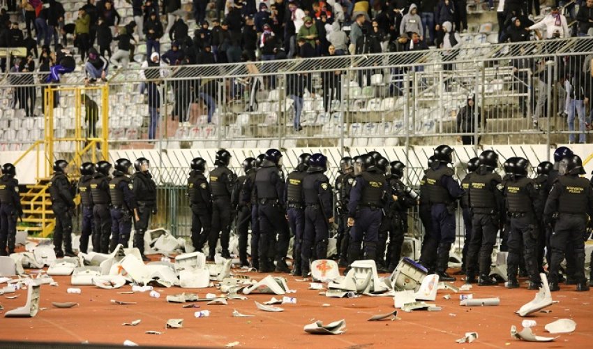 Osam policajaca ozlijeđeno, jednom slomljena bedrena kost