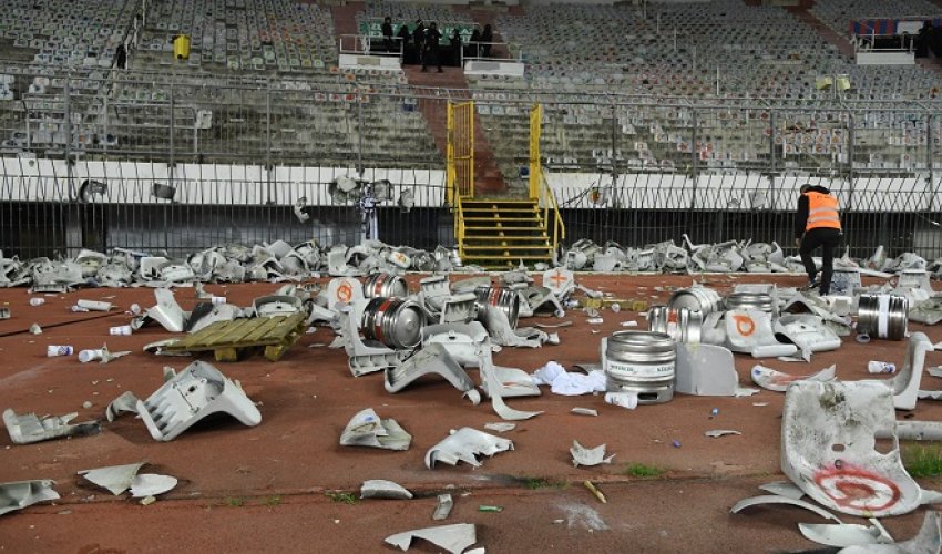 Privedene 54 osobe, ozlijeđena tri policajca